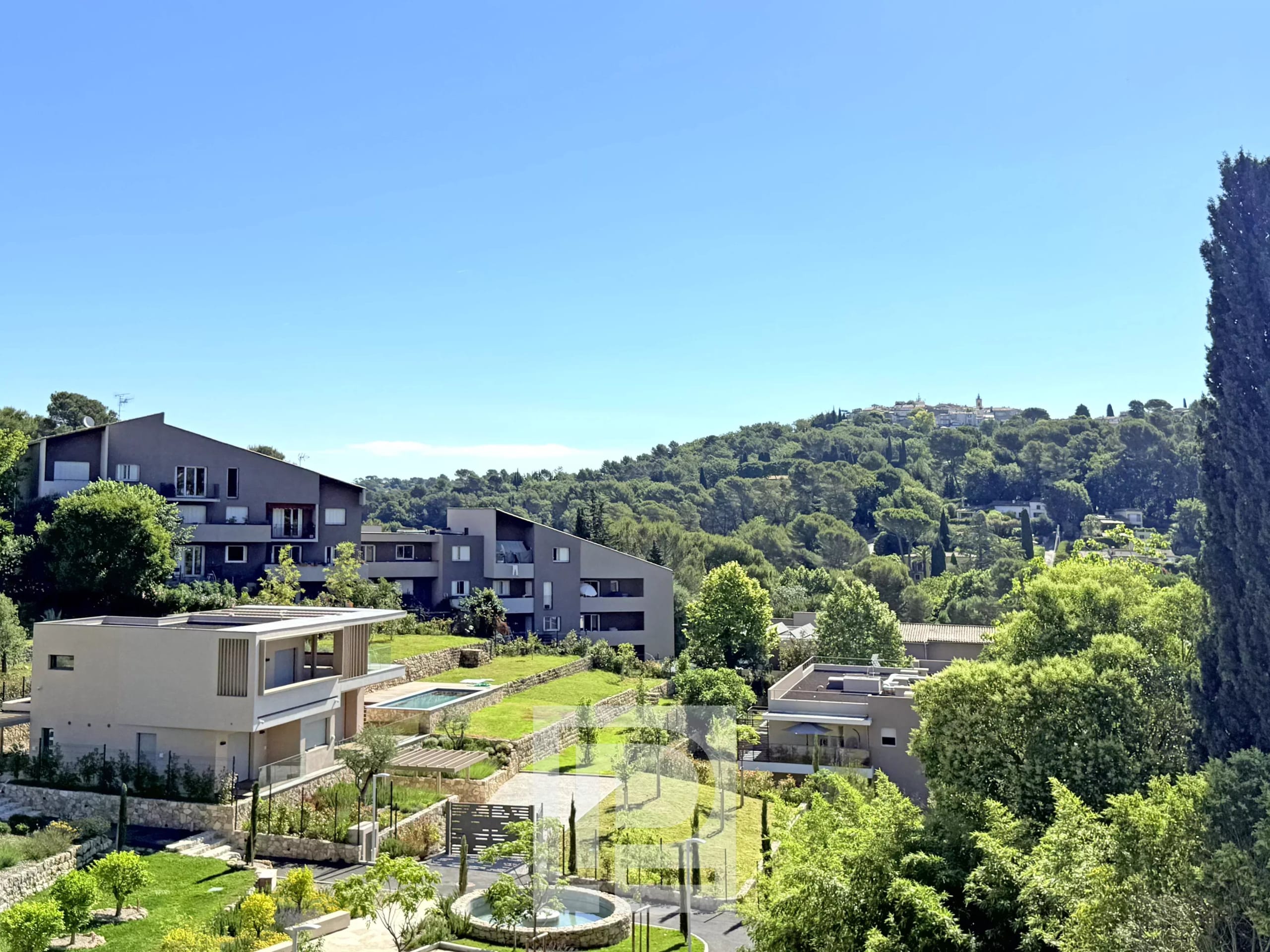 Vue d'un domaine résidentiel avec villas et appartements entourés de verdure à Mougins.