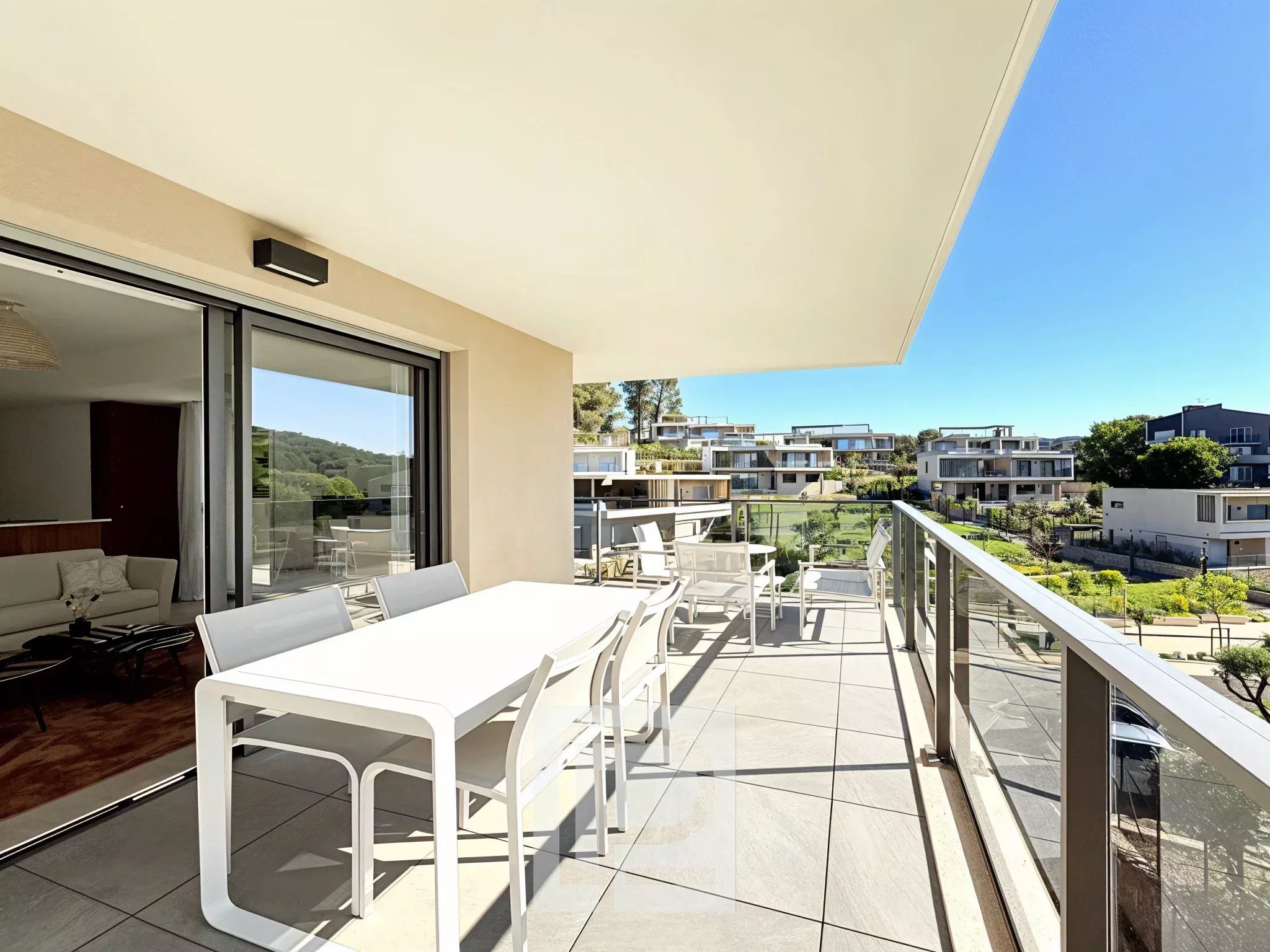 Terrasse d'un appartement au dernier étage avec vue sur un domaine privé à Mougins.