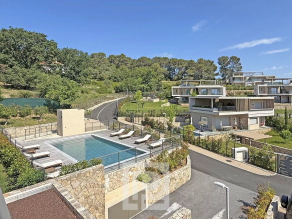 Vue d'un domaine résidentiel avec piscine et villas modernes à Mougins.