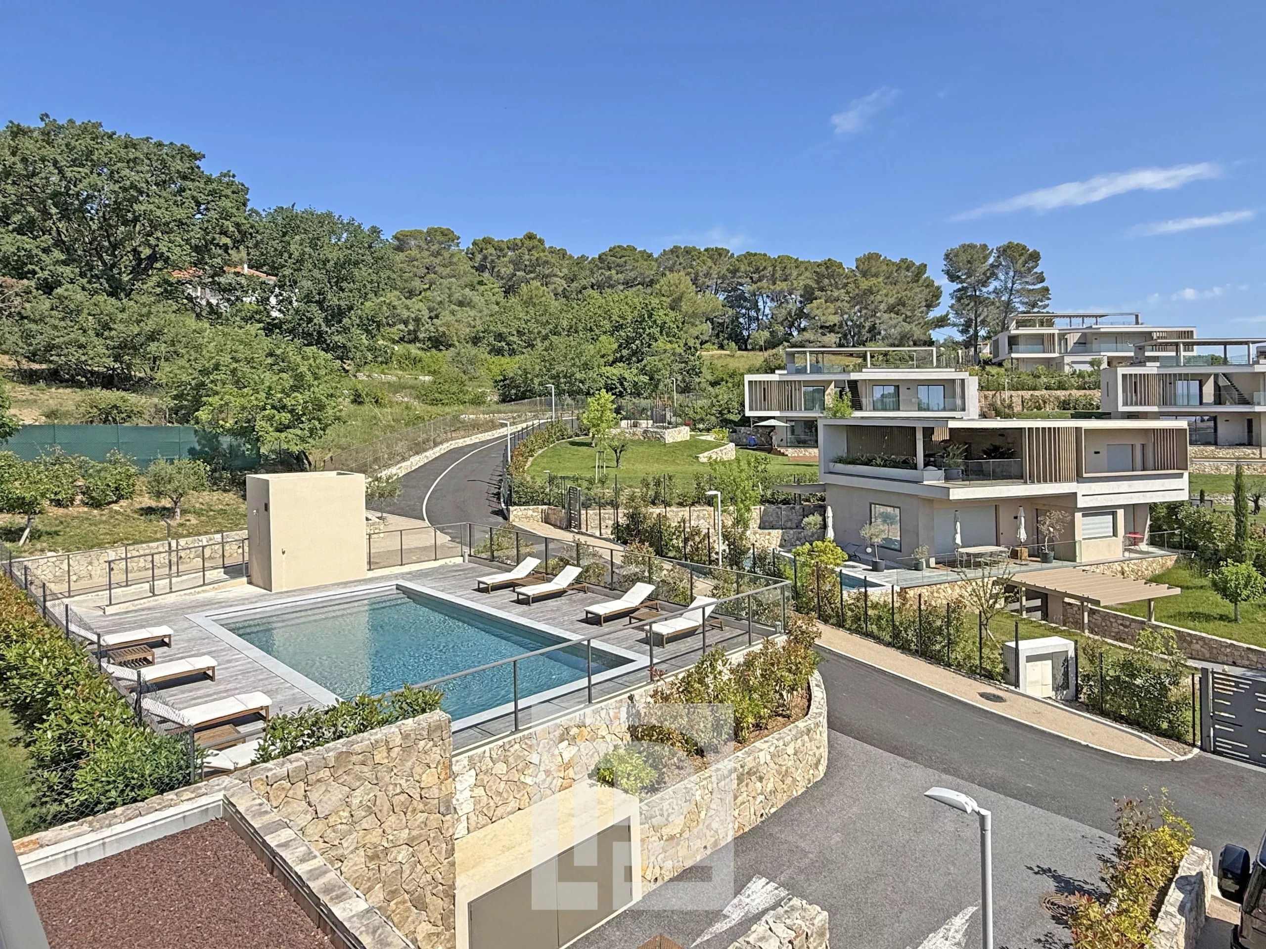 Vue d'un domaine résidentiel avec piscine et villas modernes à Mougins.