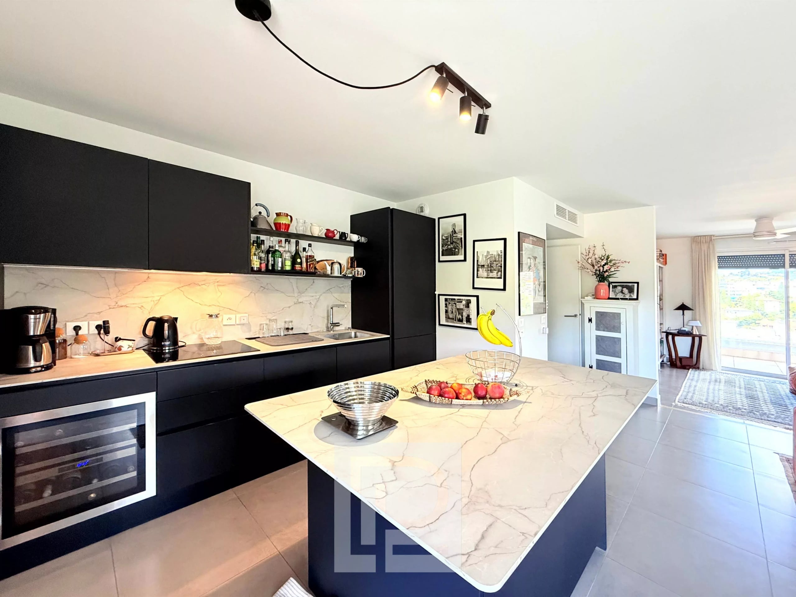 Cuisine moderne équipée avec îlot central dans un appartement au Cannet.