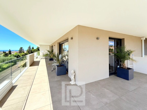 Terrasse d'un appartement avec vue sur les collines et la mer, Le Cannet.