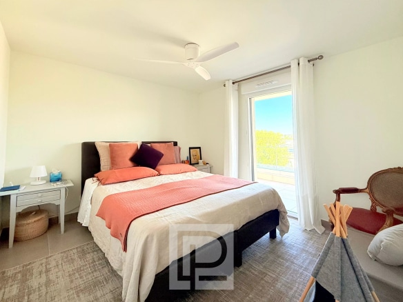 Chambre d'un appartement avec lit double et accès à un balcon, Le Cannet