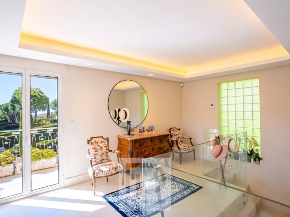 Intérieur d'un appartement rénové avec des meubles élégants et une vue sur la terrasse.