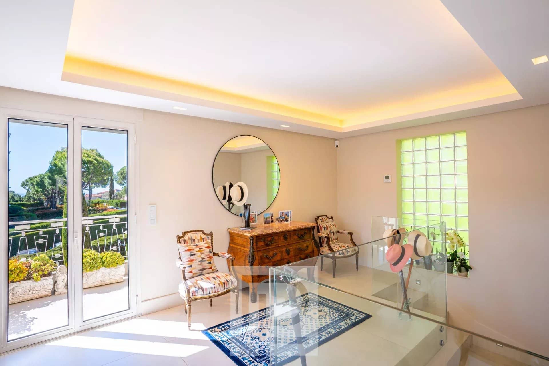Appartement rénové au dernier étage Intérieur d'un appartement rénové avec des meubles élégants et une vue sur la terrasse.