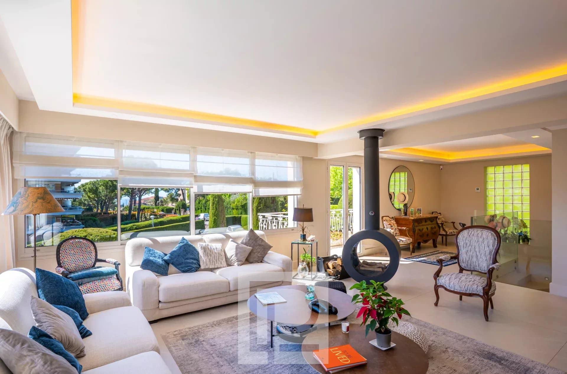 Salon d’un appartement rénové au Cannet Salon lumineux d'un appartement rénové avec des meubles modernes et une vue sur l'extérieur.