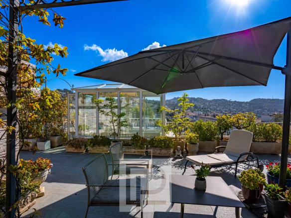Terrasse panoramique d'un appartement rénové au dernier étage avec vue sur la ville et la mer à Le Cannet.