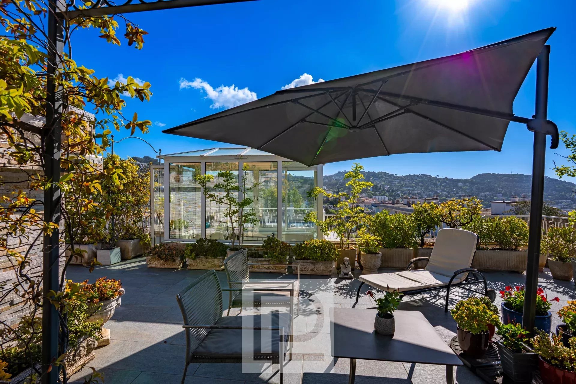 Terrasse d’un appartement au Cannet Terrasse panoramique d'un appartement rénové au dernier étage avec vue sur la ville et la mer à Le Cannet.
