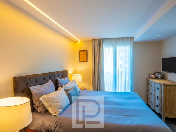 Chambre d'un appartement rénové avec lit double et balcon à Le Cannet.