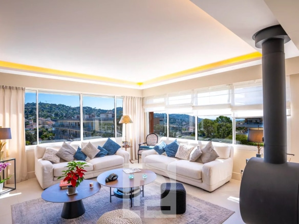 Salon lumineux d'un appartement rénové avec vue panoramique au Cannet, France.