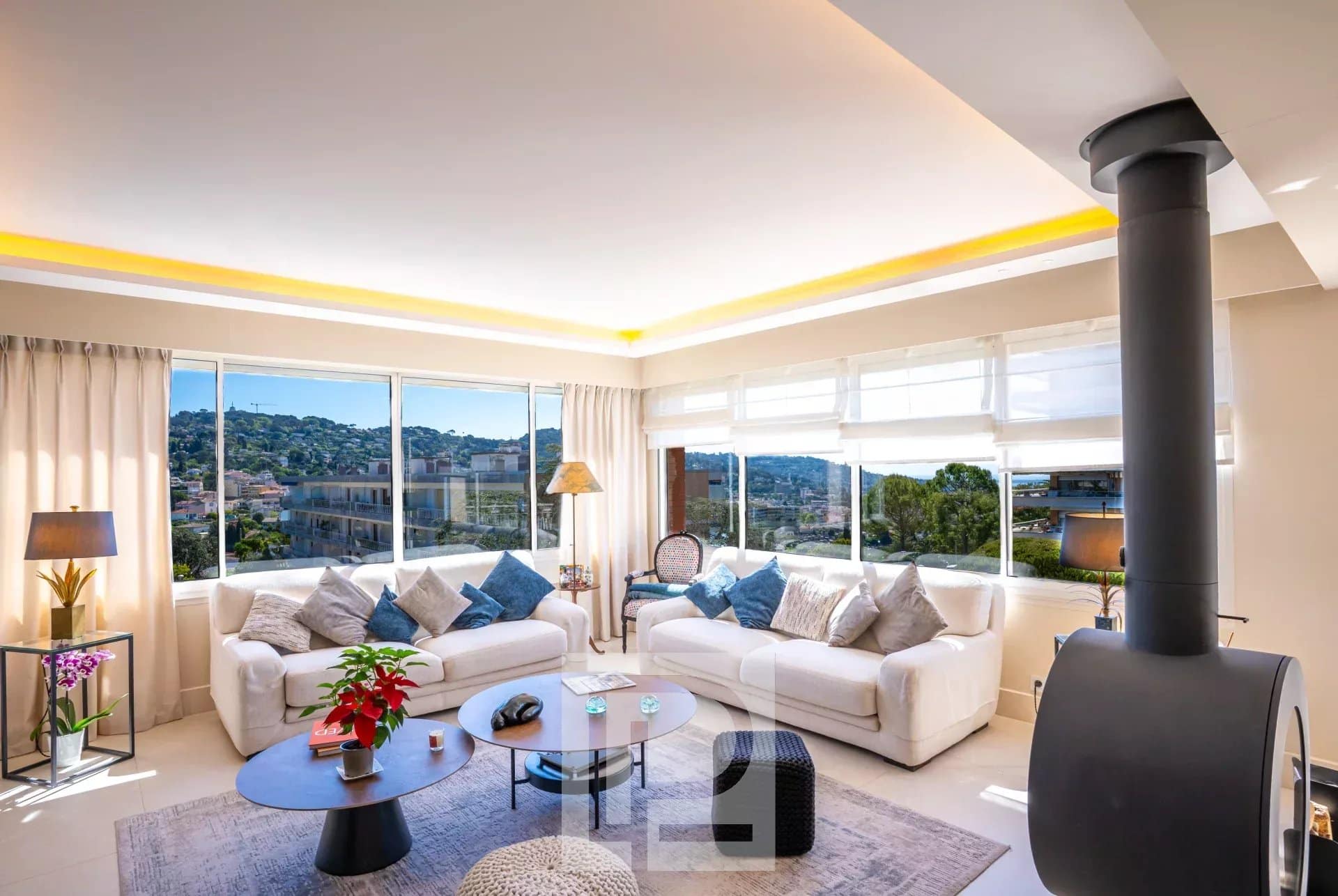 Salon d’un appartement rénové au Cannet Salon lumineux d'un appartement rénové avec vue panoramique au Cannet, France.