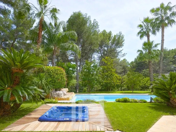 Jardin avec piscine et jacuzzi entouré de palmiers à Mougins.