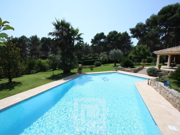Vue de la piscine entourée d'un jardin paysagé à Mougins.