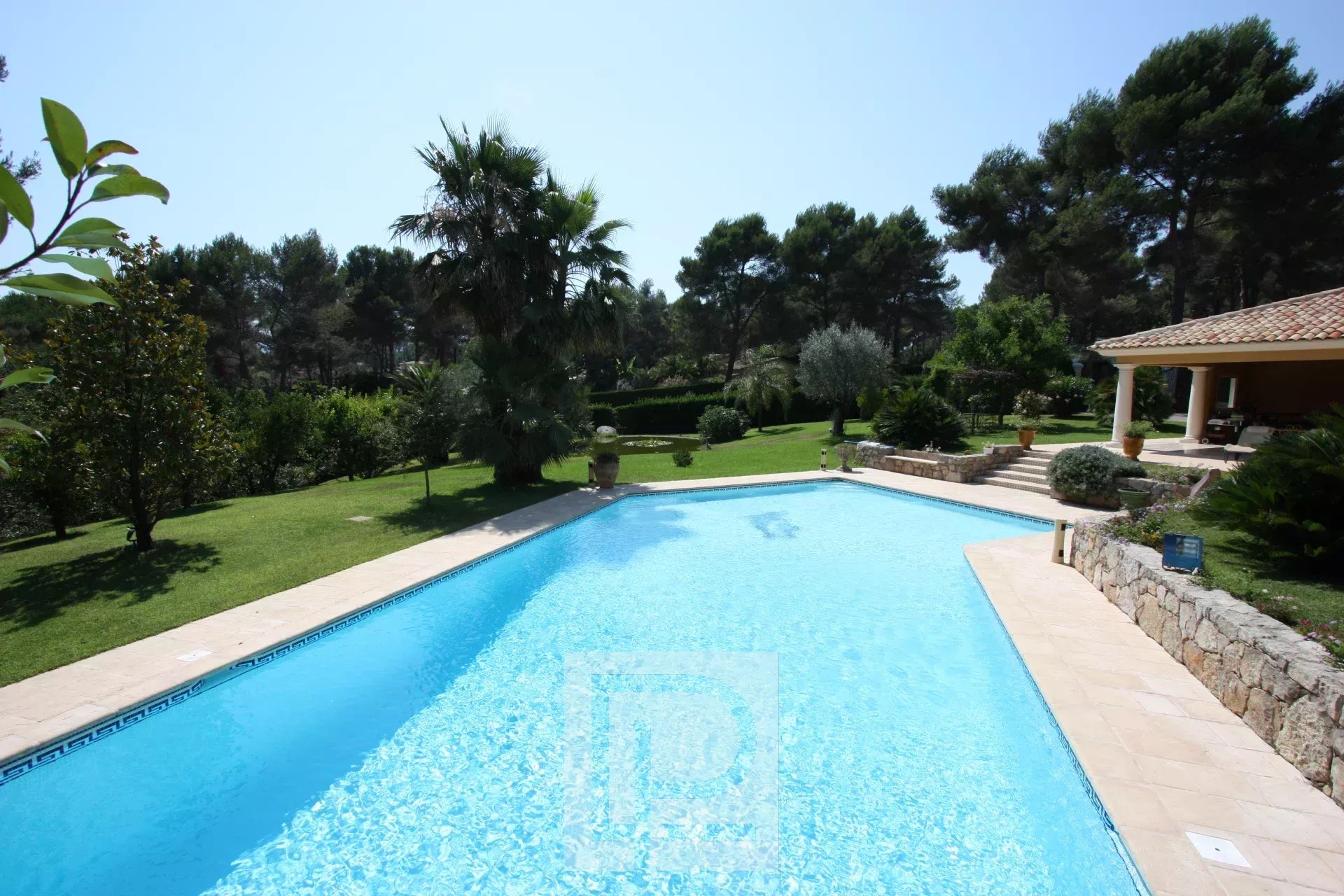 Piscine et jardin à Mougins Vue de la piscine entourée d'un jardin paysagé à Mougins.