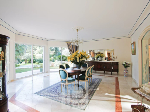 Intérieur d'une villa à Mougins avec une salle à manger élégante et un accès au jardin.