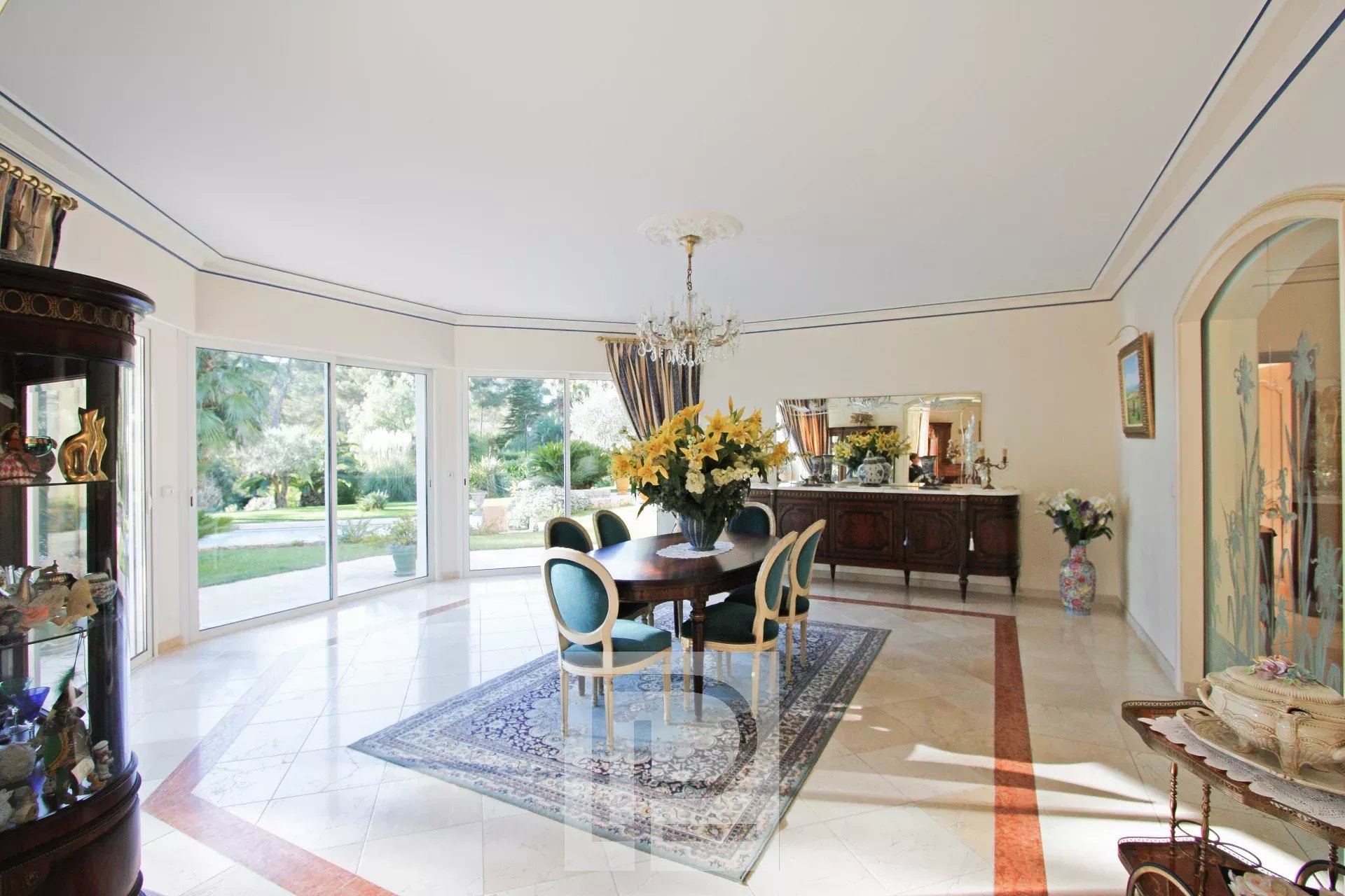 Intérieur d’une villa à Mougins Intérieur d'une villa à Mougins avec une salle à manger élégante et un accès au jardin.