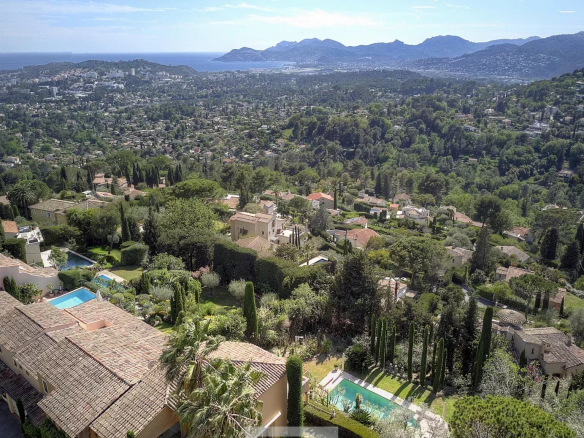 Vue panoramique sur la mer et l'arrière-pays depuis une villa à Mougins Village.