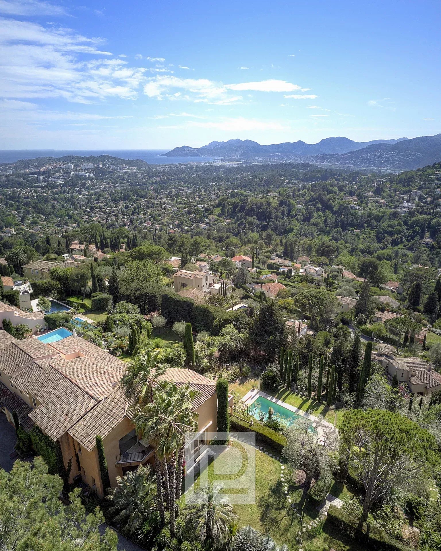 Vue panoramique sur la mer et l'arrière-pays depuis une villa à Mougins Village.