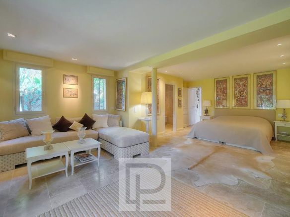Intérieur d'une villa à Mougins avec salon et chambre, décor chaleureux et lumineux.