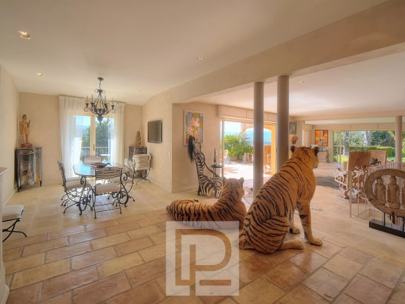 Intérieur d'une villa à Mougins avec des sculptures de tigres et une vue sur la mer.