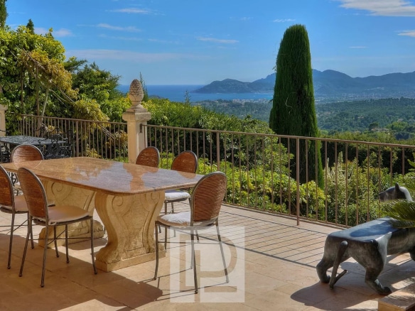 Terrasse d'une villa à Mougins avec vue panoramique sur la mer et l'arrière-pays.