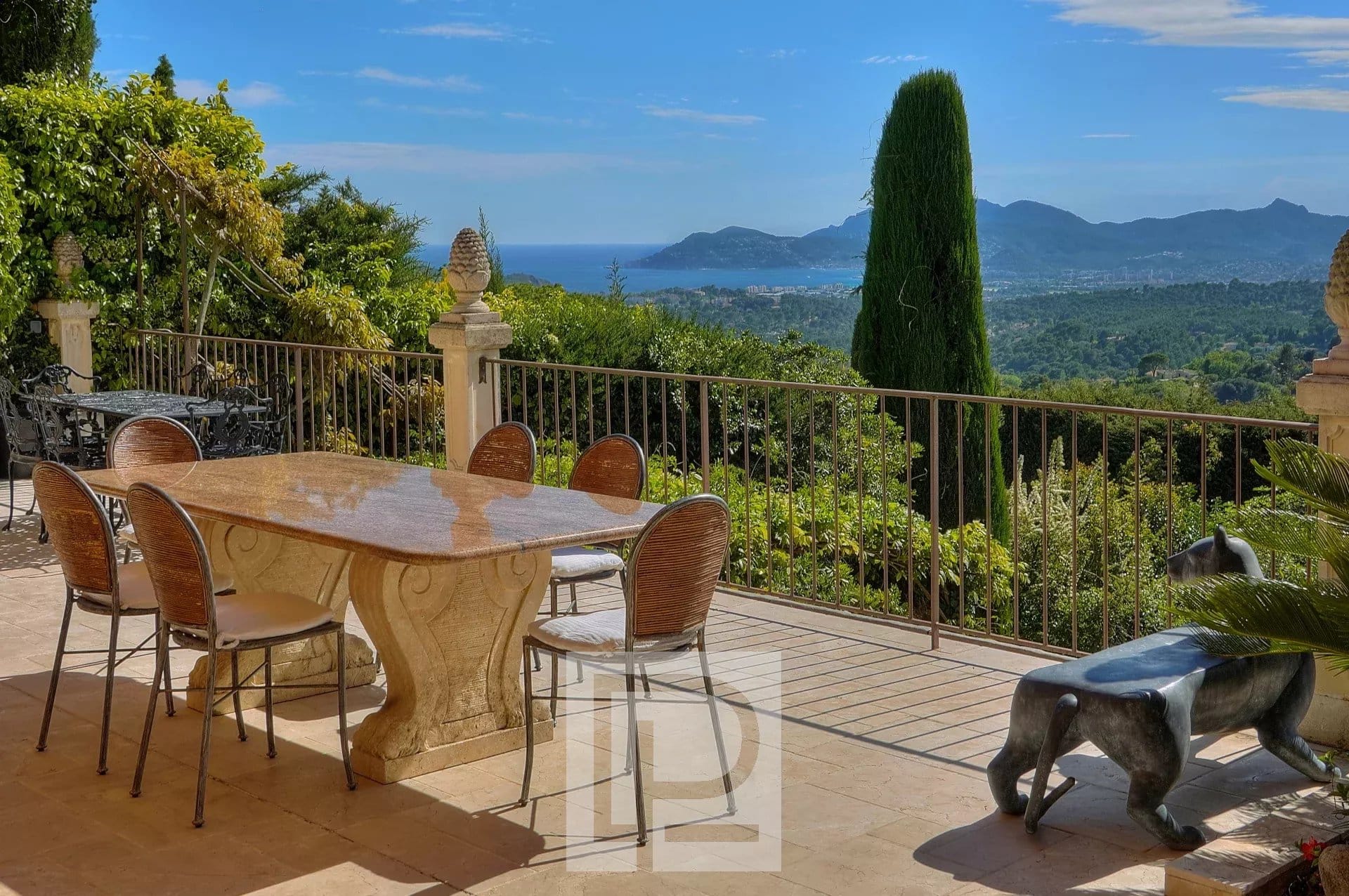 Terrasse d'une villa à Mougins avec vue panoramique sur la mer et l'arrière-pays.