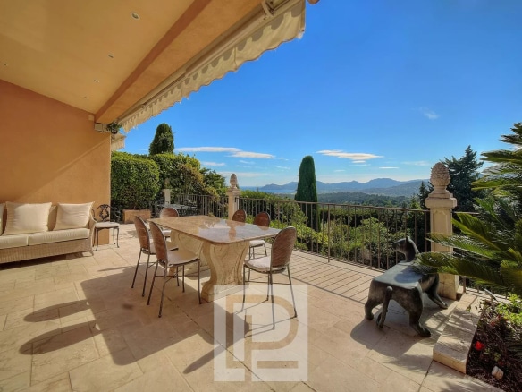 Terrasse d'une villa à Mougins avec vue panoramique sur la mer et l'arrière-pays.