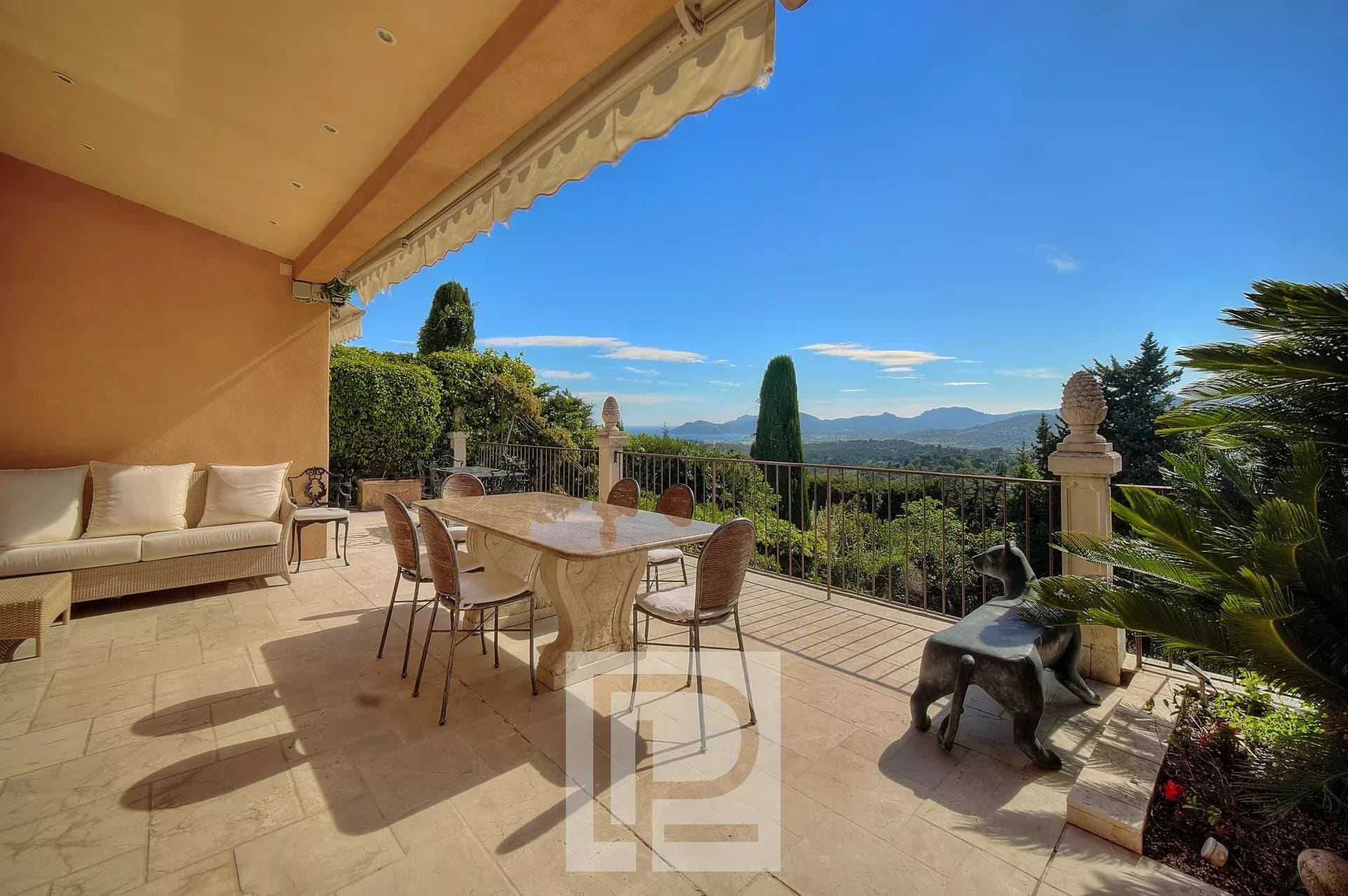 Terrasse d'une villa à Mougins avec vue panoramique sur la mer et l'arrière-pays.