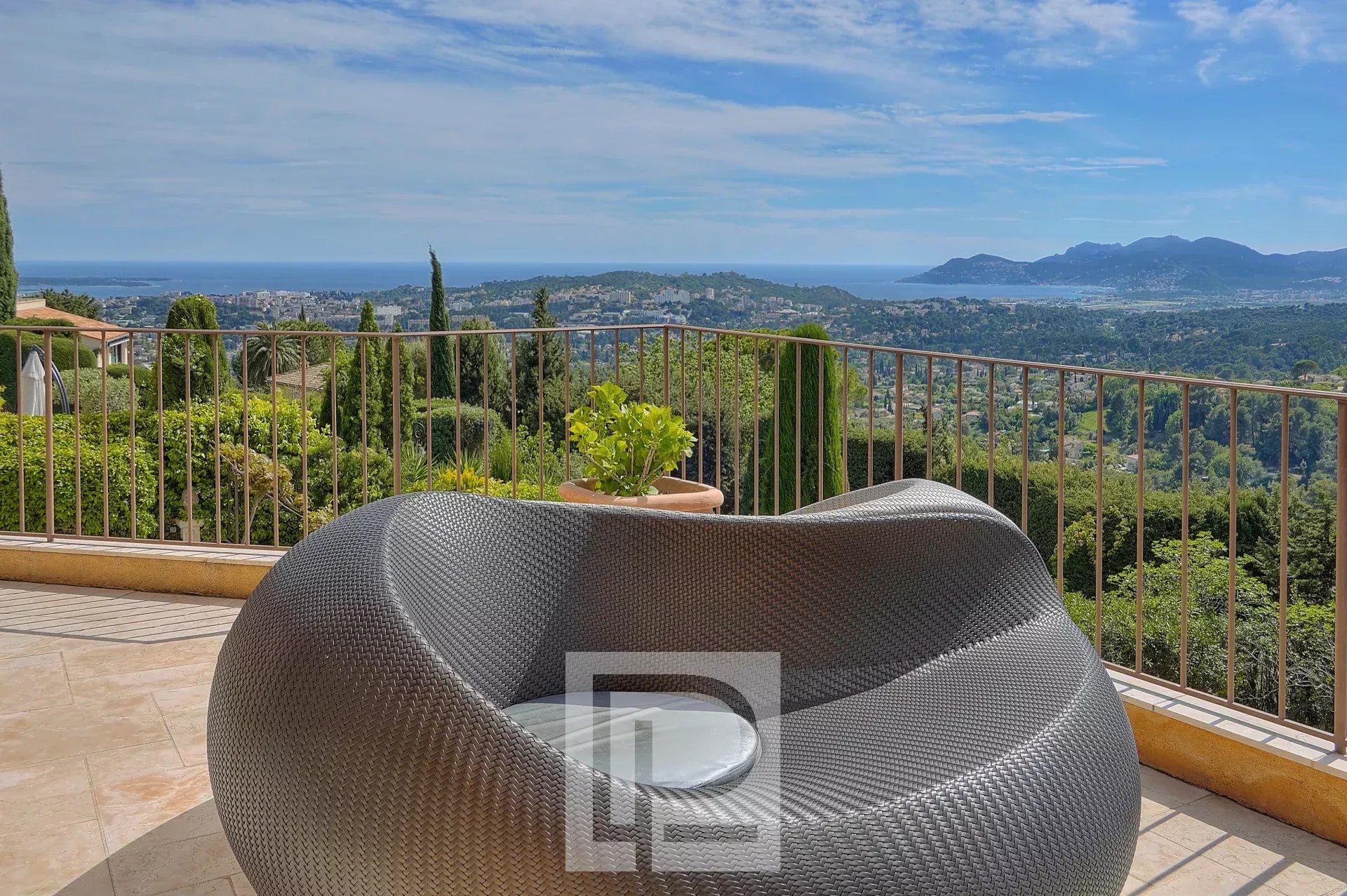 Terrasse avec vue panoramique sur la mer et l'arrière-pays depuis une villa à Mougins.