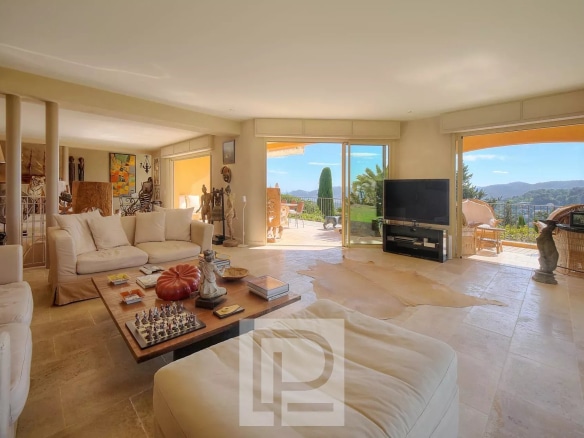 Intérieur d'une villa à Mougins avec vue sur la mer, salon lumineux et décor moderne.