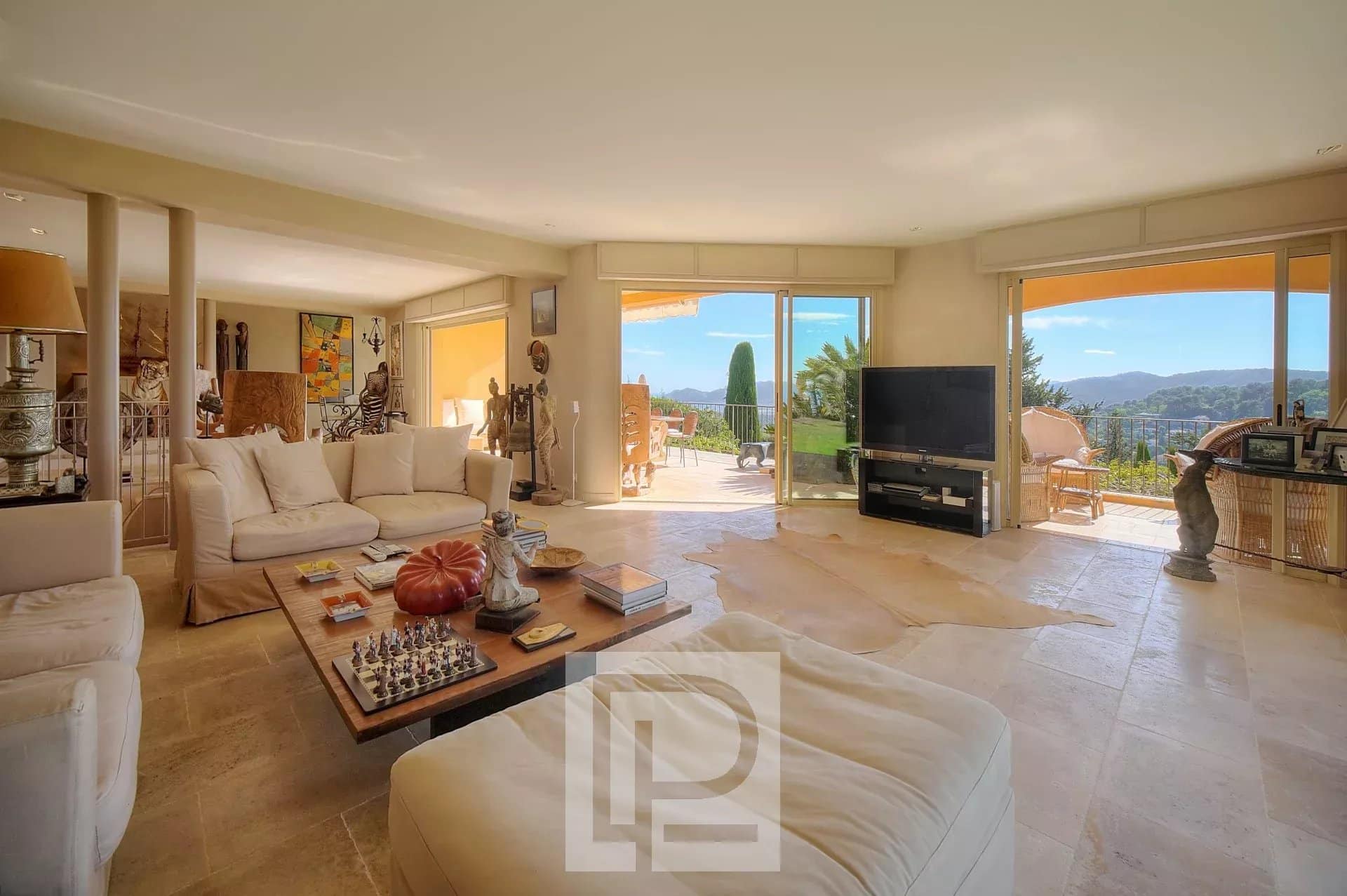 Intérieur d'une villa à Mougins avec vue sur la mer, salon lumineux et décor moderne.