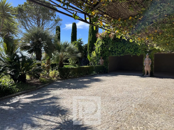 Entrée d'une propriété avec jardin paysager et statues, Mougins Village