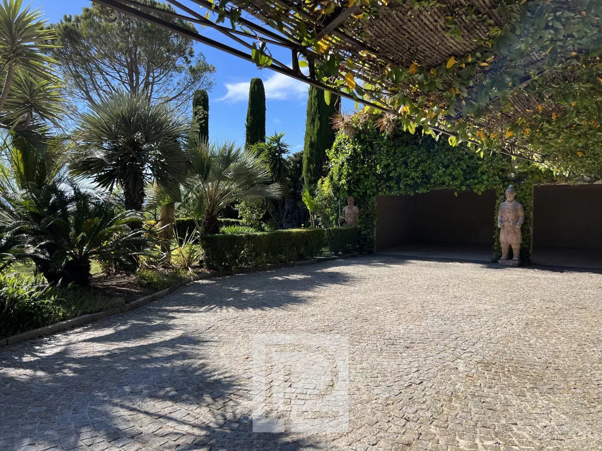 Entrée d'une propriété avec jardin paysager et statues, Mougins Village