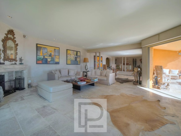 Intérieur d'une villa à Mougins avec salon spacieux et accès à l'extérieur.