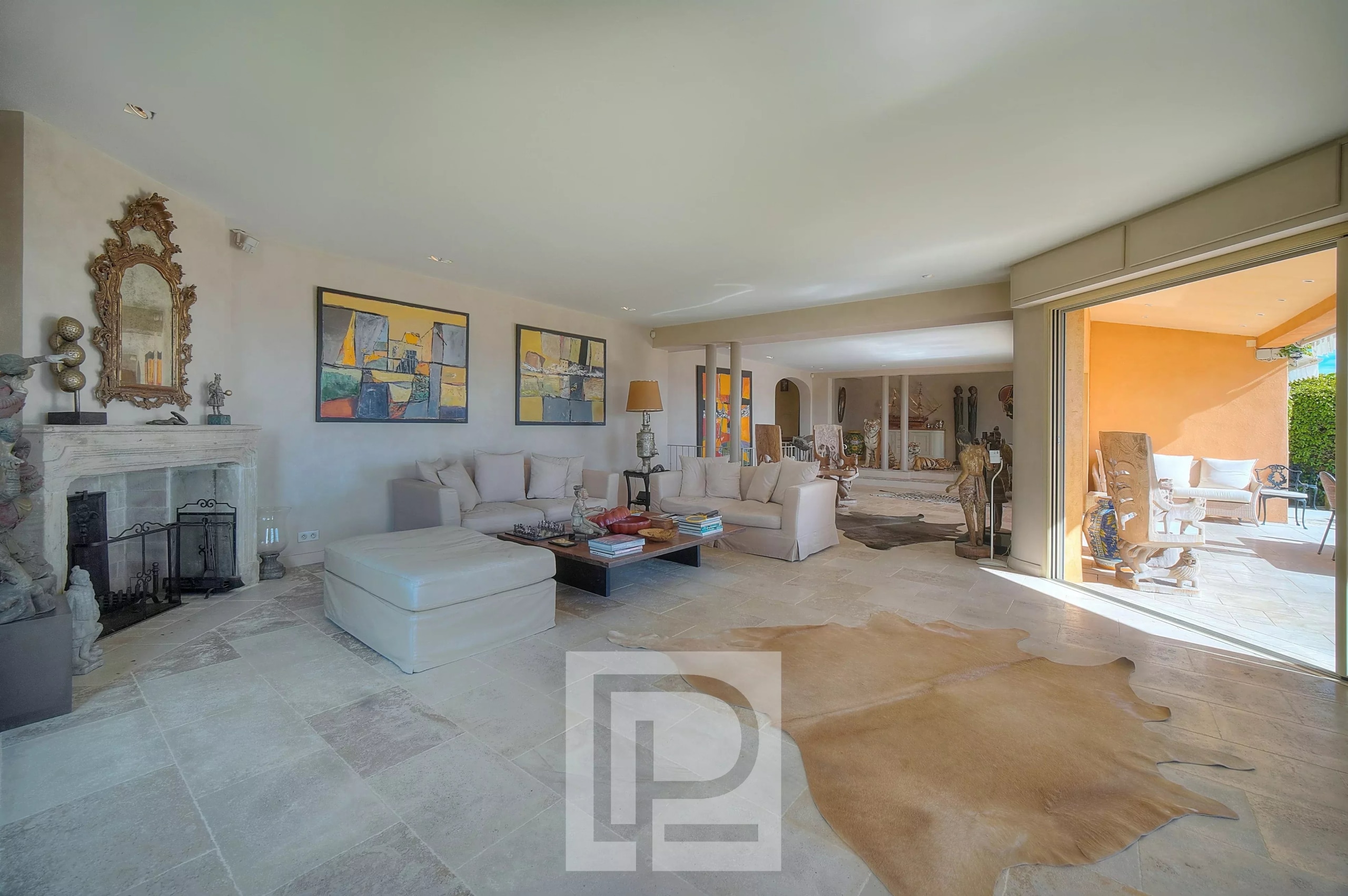 Intérieur d'une villa à Mougins avec salon spacieux et accès à l'extérieur.