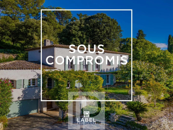 Villa avec vue panoramique sur les collines à Mougins, entourée de verdure.