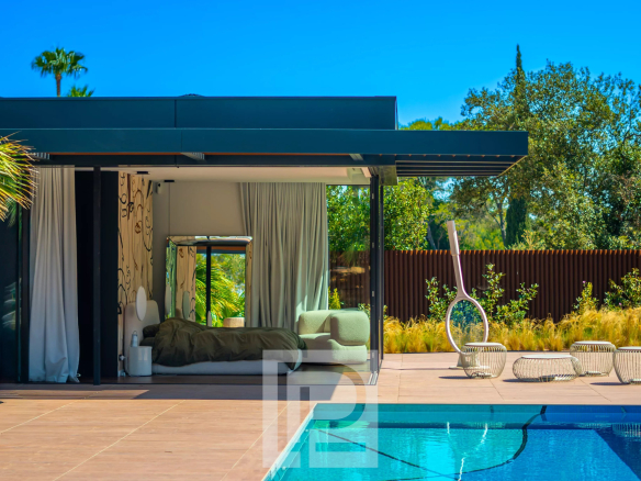 Contemporary villa with swimming pool and open living space in Mougins.