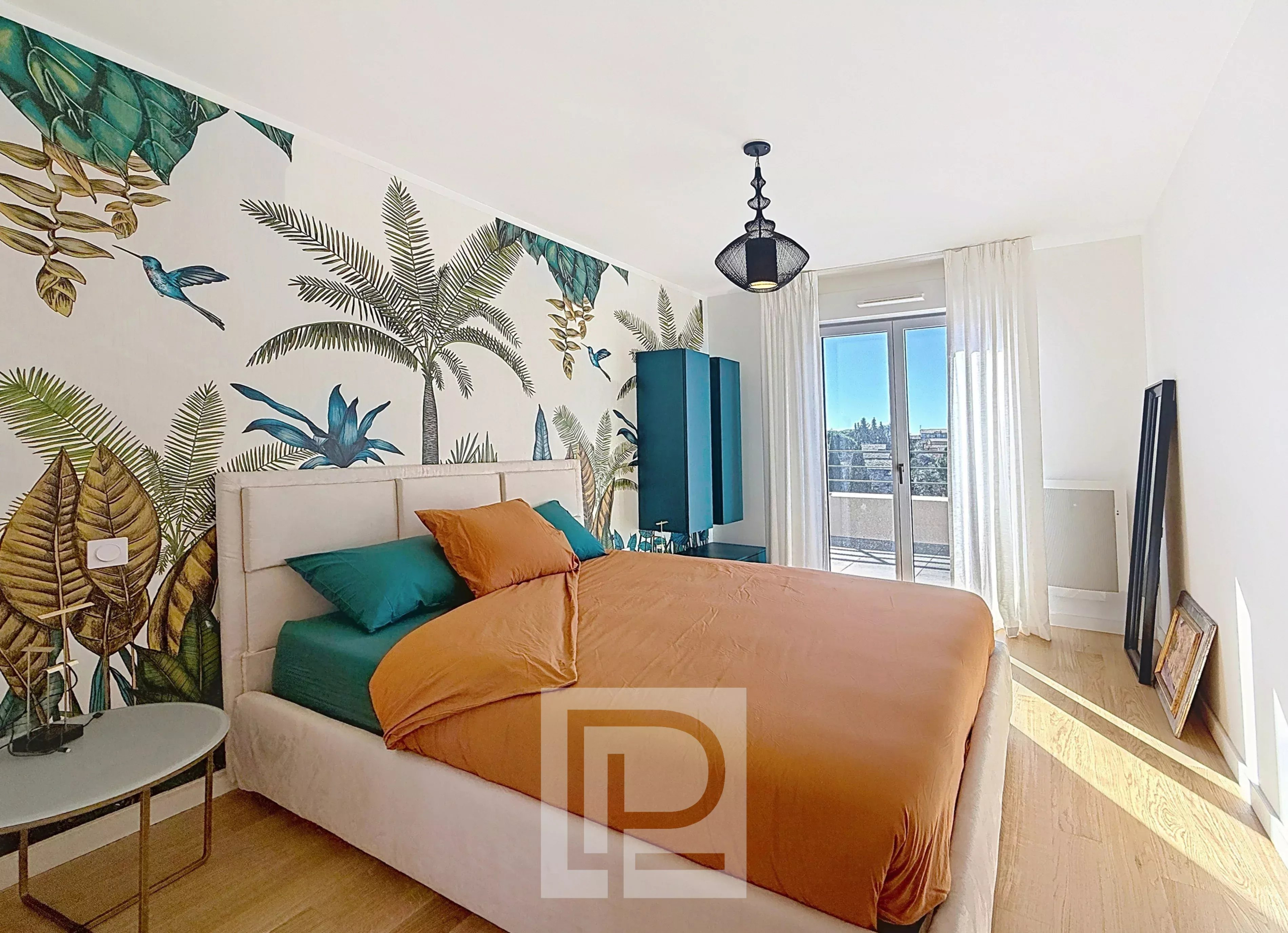 Chambre d'appartement moderne avec décoration tropicale à Mougins.