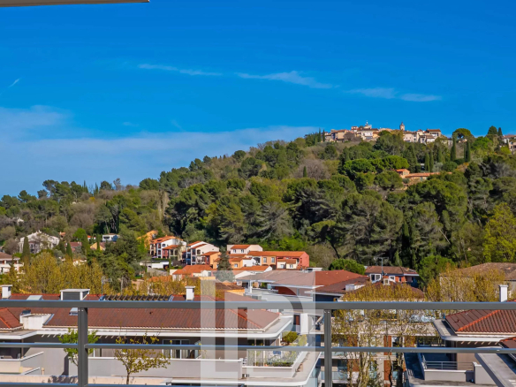 Vue panoramique sur le village de Mougins et les collines environnantes depuis un appartement.