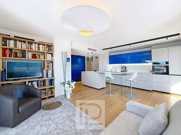 Intérieur d'un appartement moderne avec cuisine ouverte et salon, résidence à Mougins.