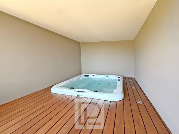 Jacuzzi sur terrasse en bois dans un appartement à Mougins