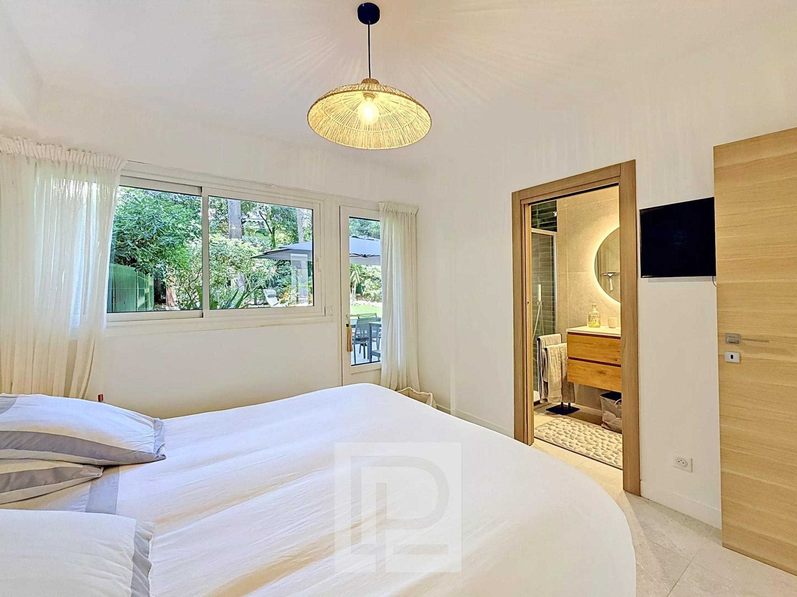 Bright room with garden Room in a renovated apartment in Cannes with access to a private garden.