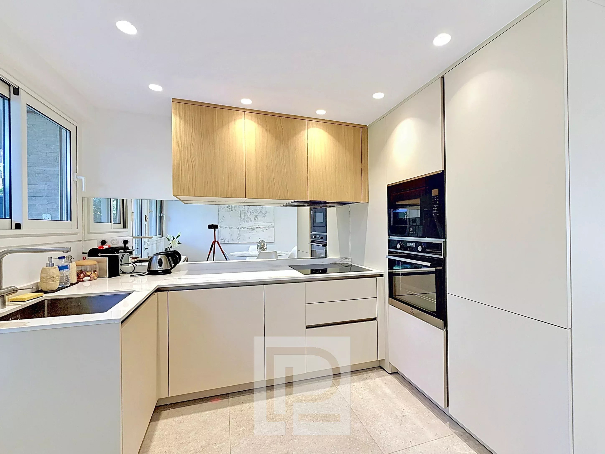 Kitchen of a renovated apartment in Cannes Modern and bright kitchen in a renovated apartment in Cannes, with high-end equipment.