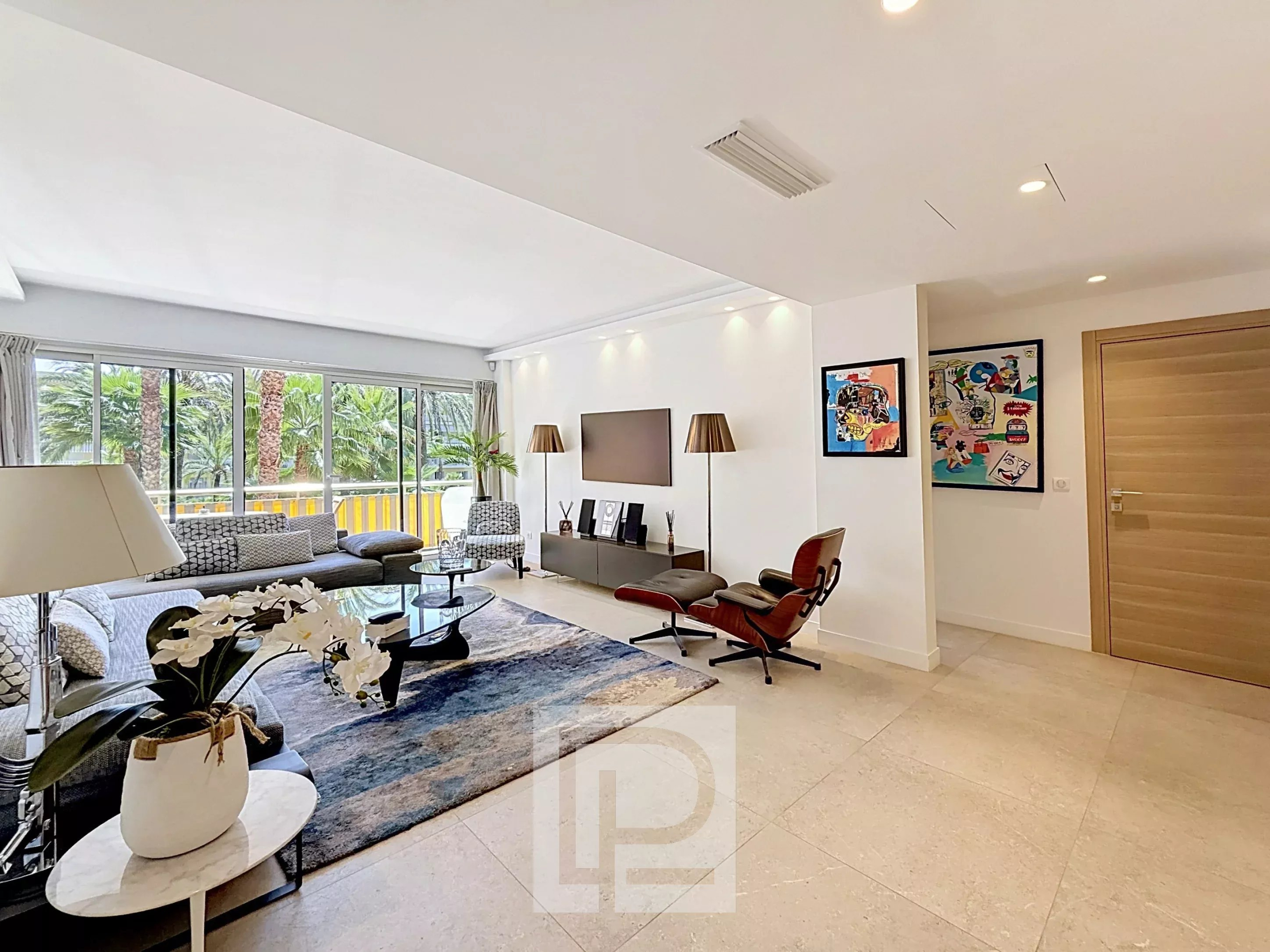 Renovated apartment in Cannes Bright living room of a renovated apartment in Cannes with a private garden.