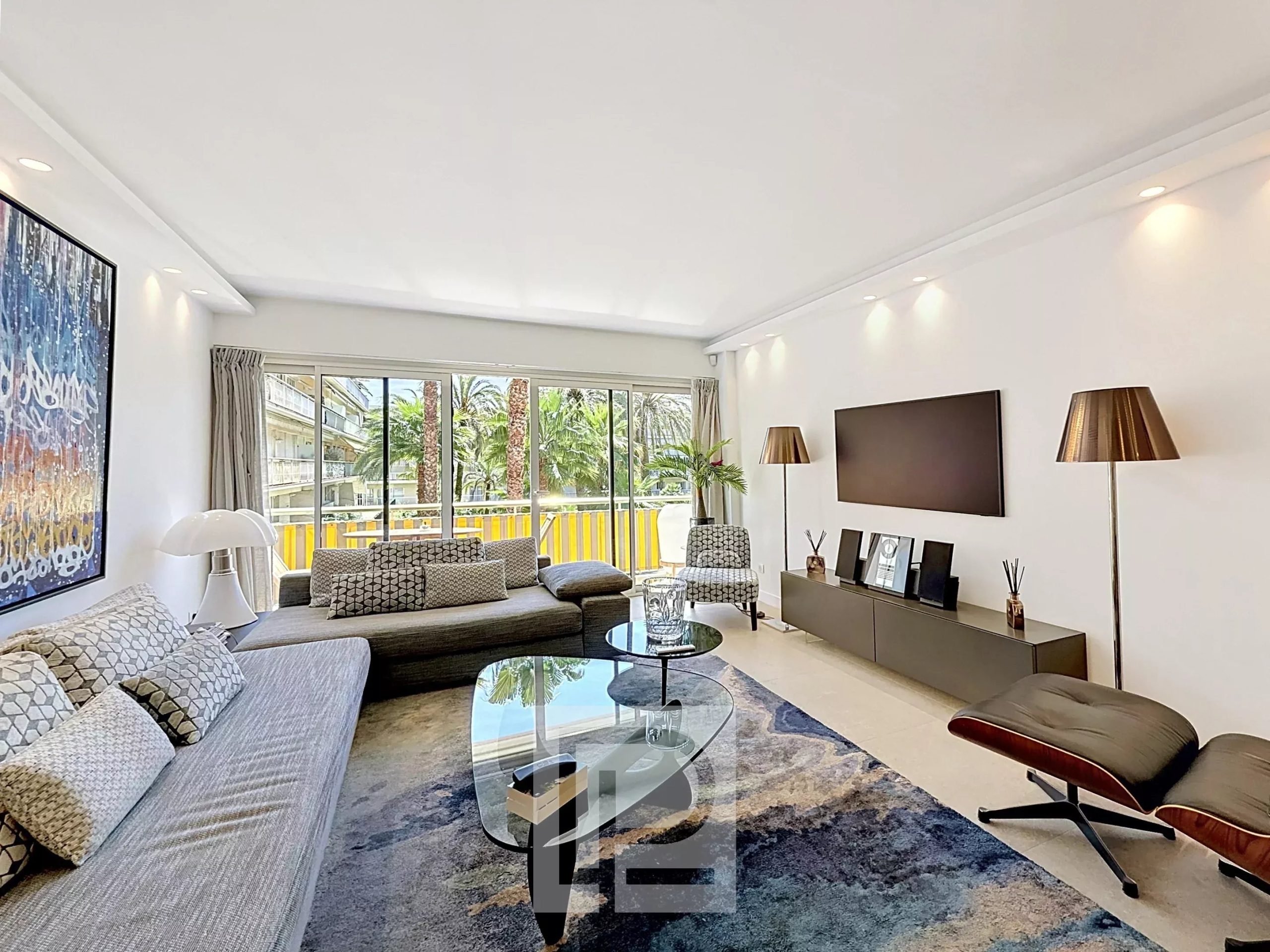 Renovated apartment living room in Cannes Bright living room of a renovated apartment in Cannes with garden view.