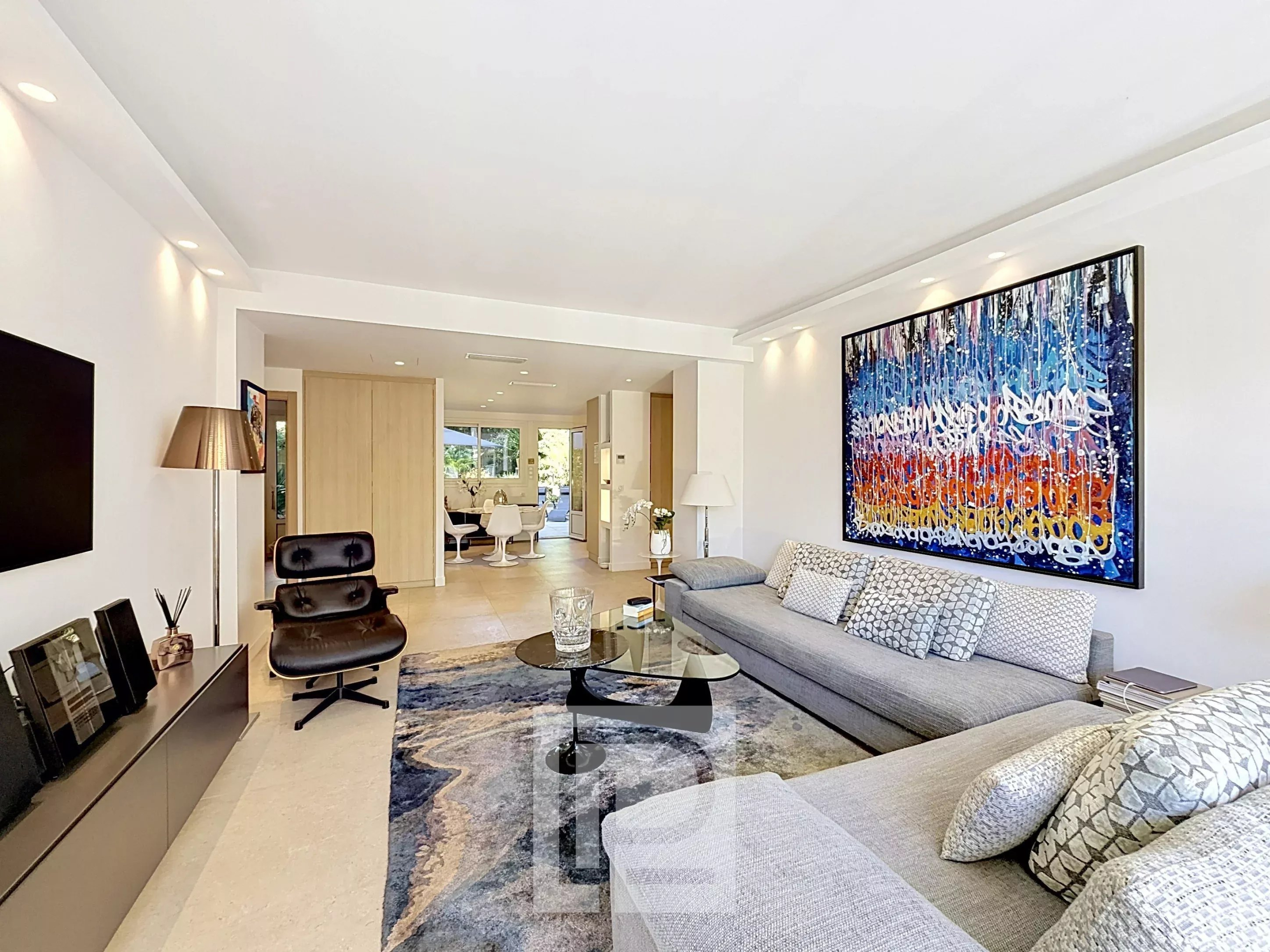 Renovated apartment in Cannes Bright living room in a renovated apartment in Cannes with modern decor and access to the garden
