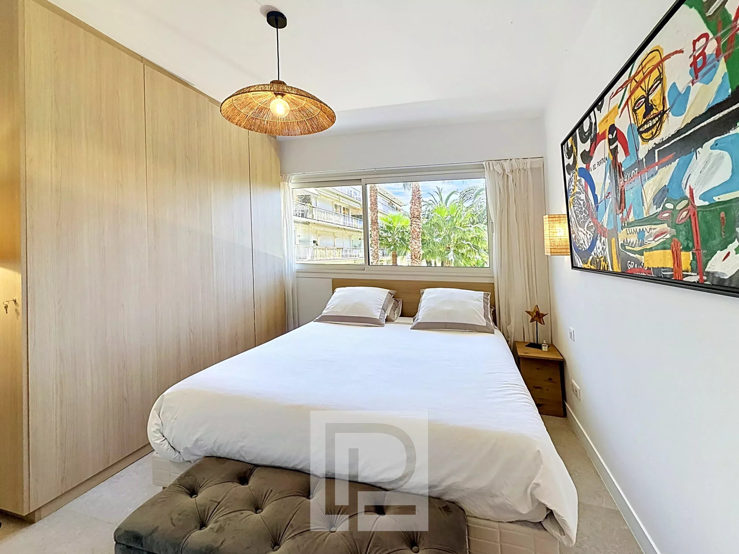Renovated apartment room in Cannes Room in a renovated apartment in Cannes, with a double bed and windows overlooking a garden.