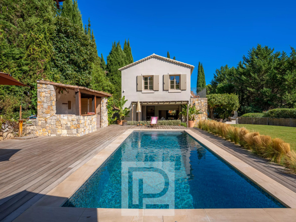 Bastide rénovée avec piscine, vue sur collines à Pégomas, environnement bucolique.