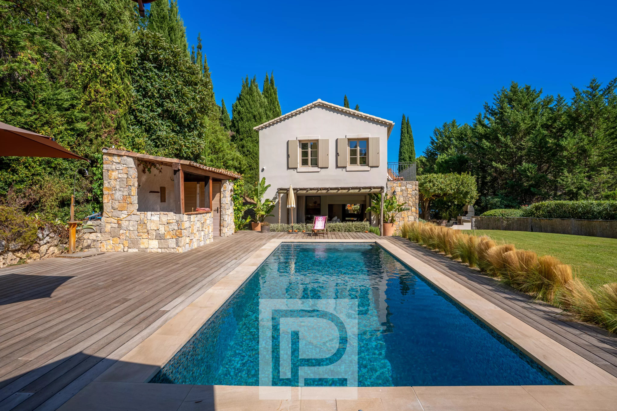 Bastide rénovée à Pégomas Bastide rénovée avec piscine, vue sur collines à Pégomas, environnement bucolique.