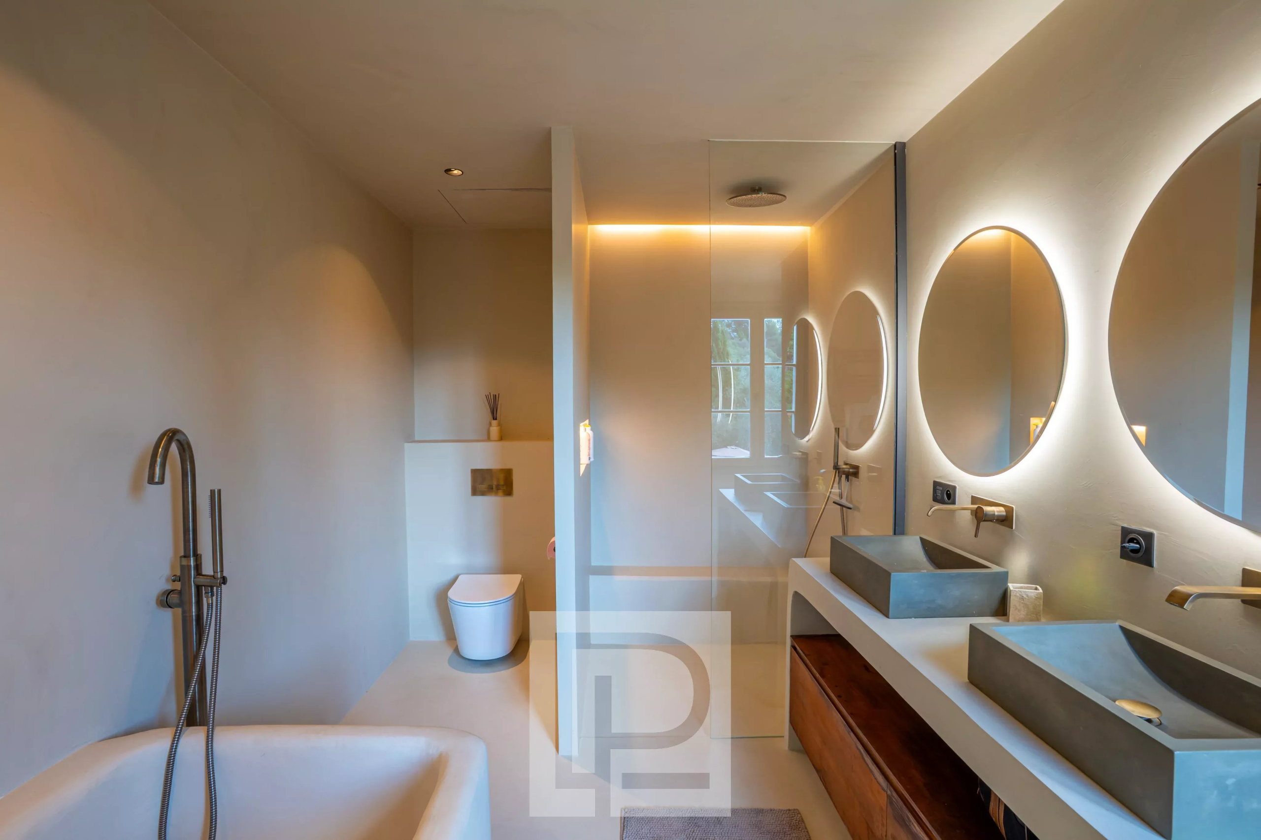Salle de bain rénovée Salle de bain moderne avec baignoire, douche et double vasque.